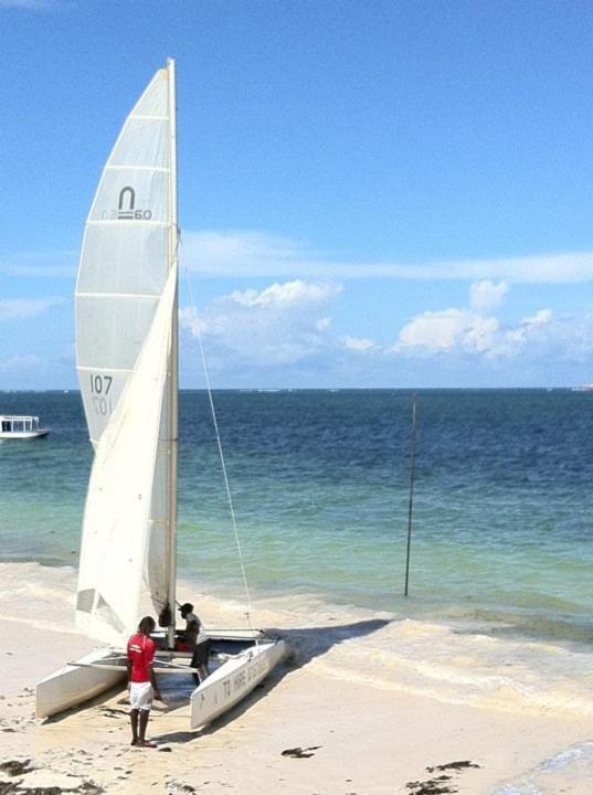 Kenya Bay Beach Hotel Bamburi Eksteriør billede