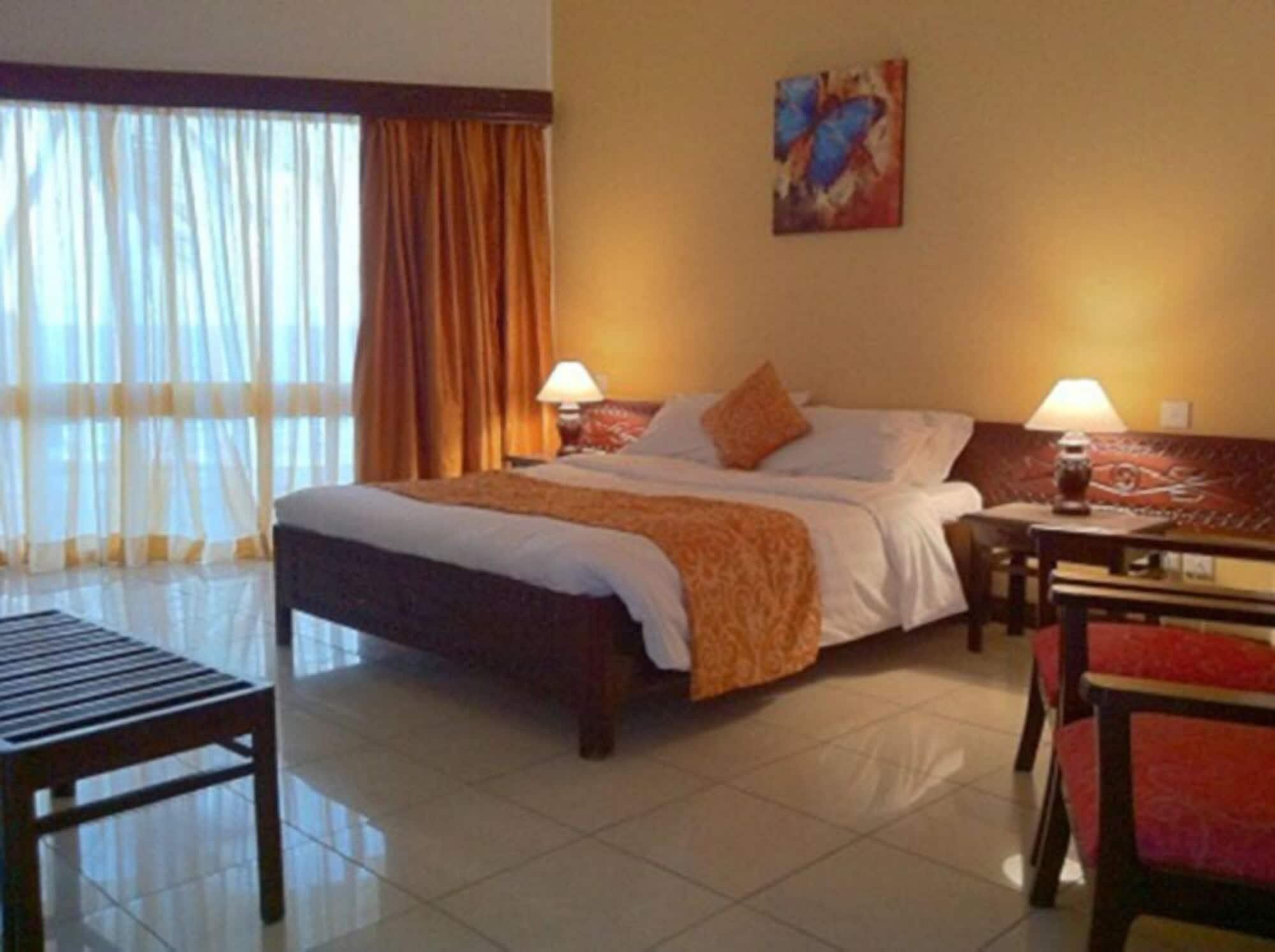 Kenya Bay Beach Hotel Bamburi Eksteriør billede