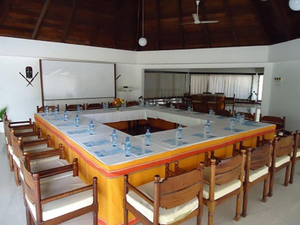 Kenya Bay Beach Hotel Bamburi Eksteriør billede