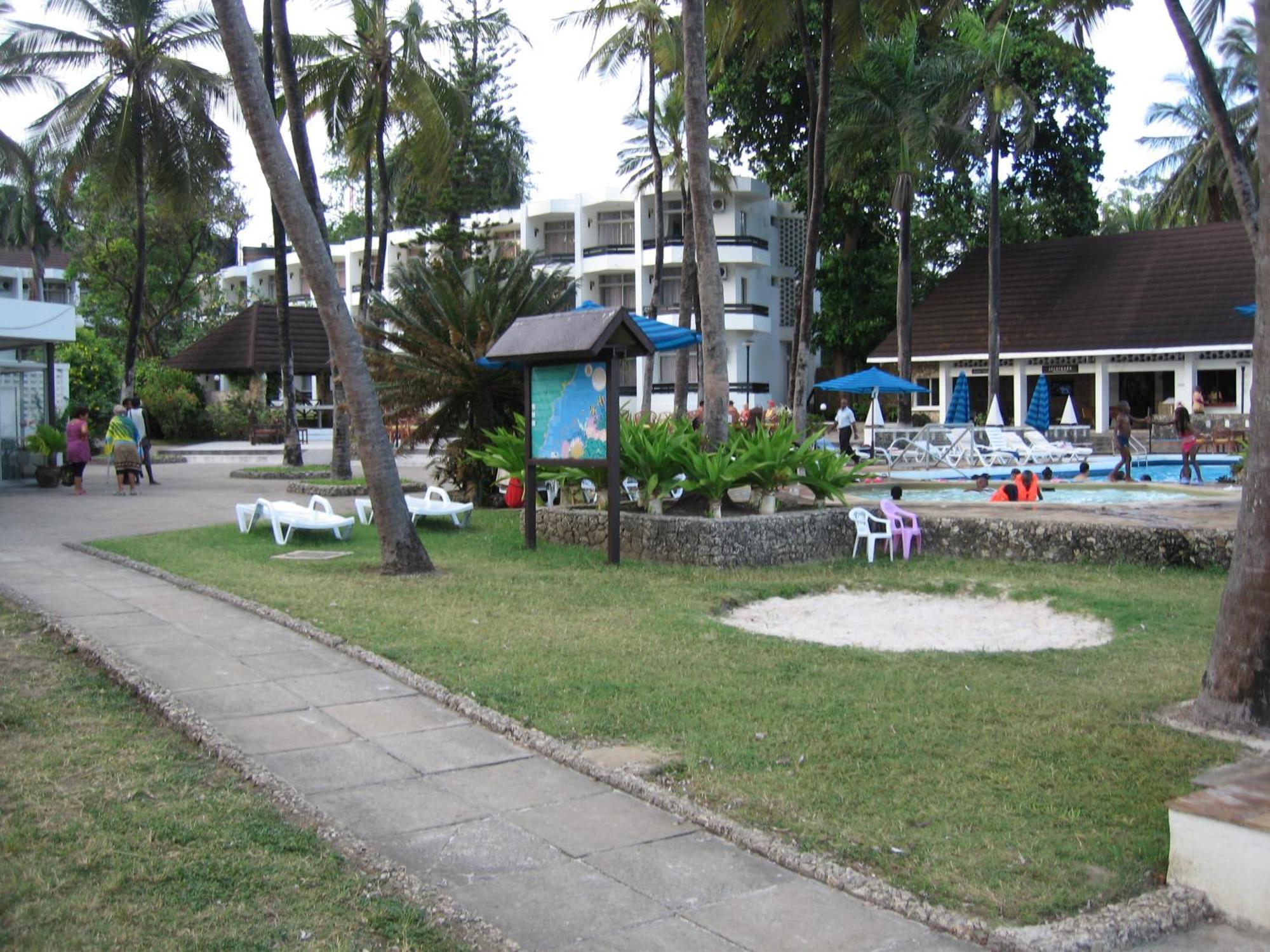 Kenya Bay Beach Hotel Bamburi Eksteriør billede